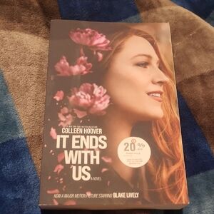 IT ENDS WITH US BY COLLEEN HOOVER (PAPERBACK)